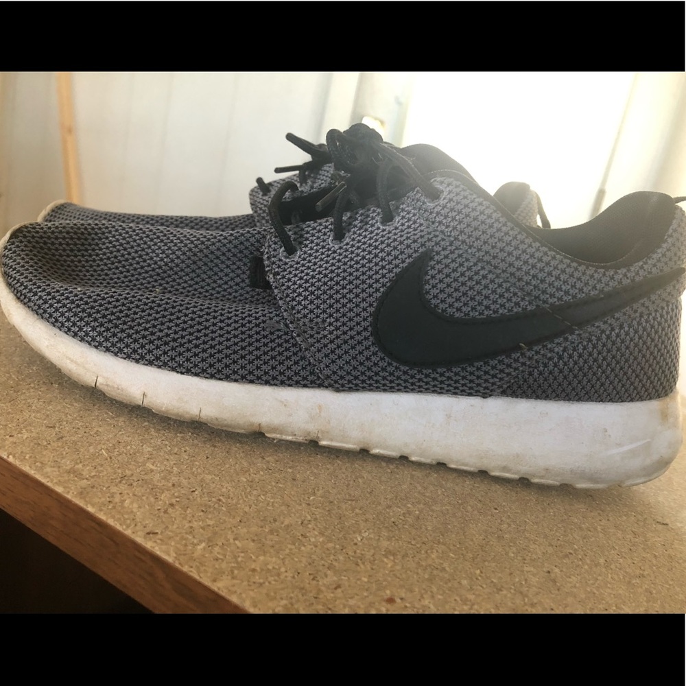 Women’s Nike Rosche (fit like a size 8)